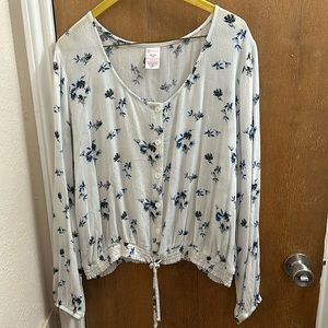 Brand:No Boundaries Color:White/Blue Flowers